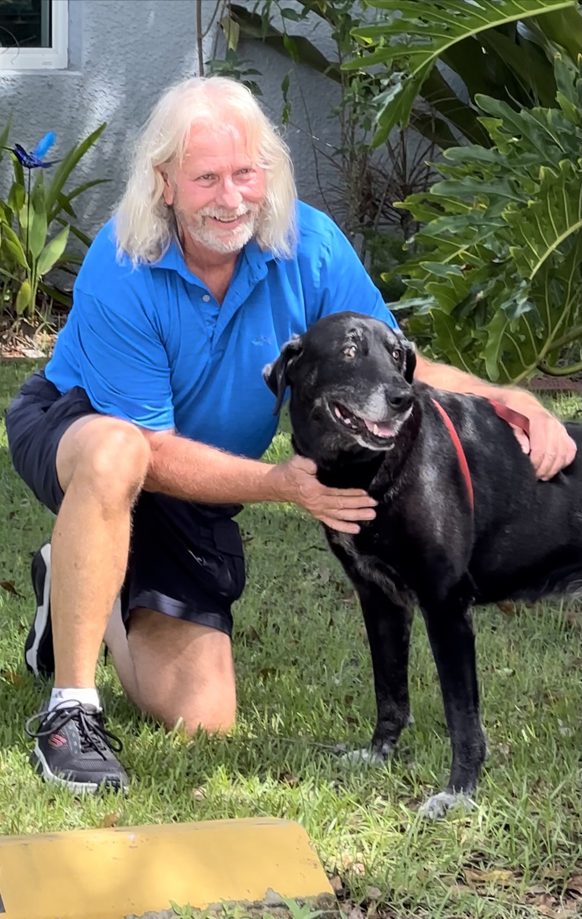 old-guy-hugging-his-black-dog Old guy hugging his black dog